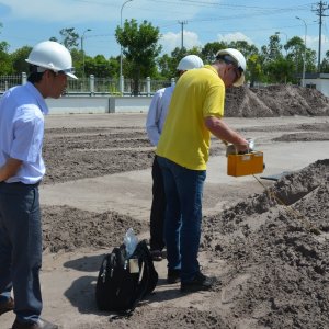 Probenahme und Messung der Orts-Dosis-Leistung (der Strahlendosis pro Zeiteinheit, die von außen auf den Menschen wirkt) in einer Zirkonaufbereitungsanlage in der Provinz Lâm Đồng im September 2023. Bild: Prof. Dr. Petra Schneider